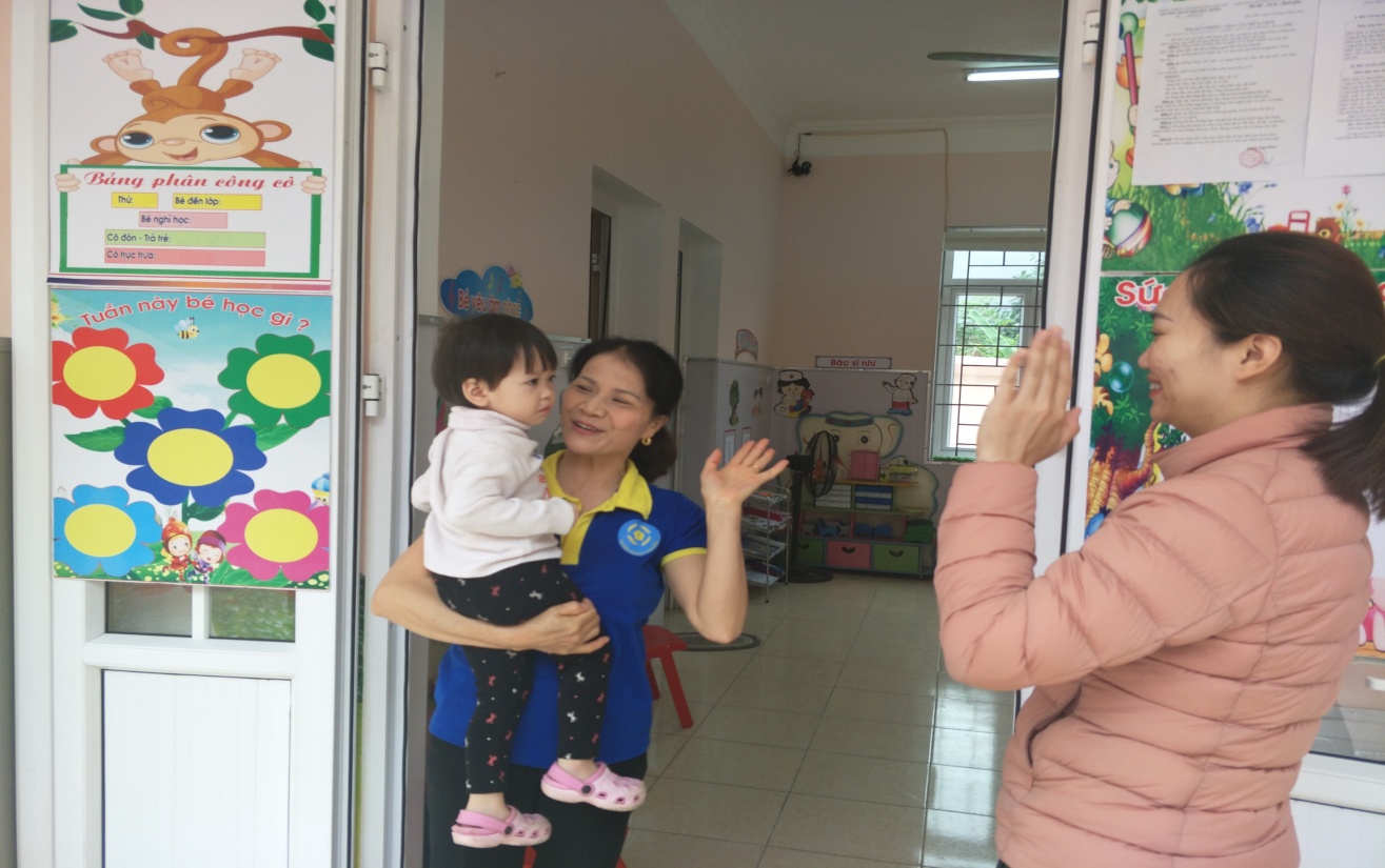 Hình ảnh cô Phạm Thị Bốn đón trẻ